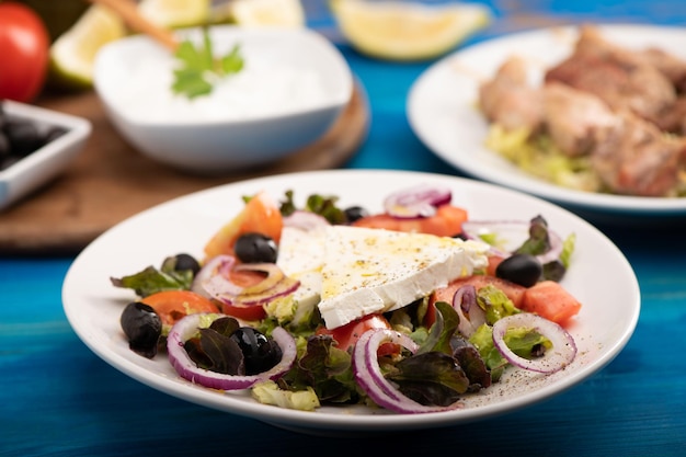 Una ensalada griega rústica servida en un plato blanco