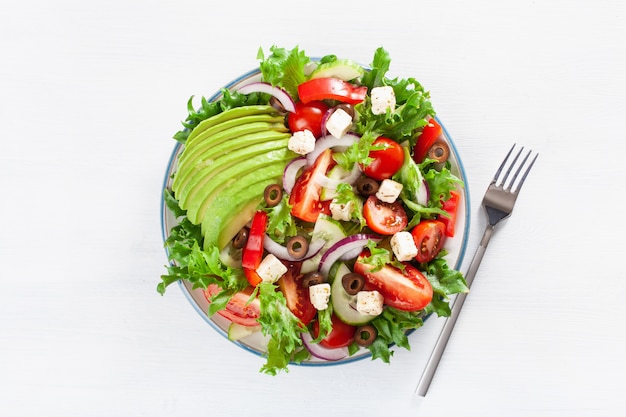 Ensalada griega de tomate y aguacate con queso feta, aceitunas, pepino, cebolla, lechuga