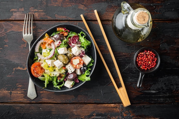 Ensalada griega con tomate, pimiento, aceitunas y queso feta