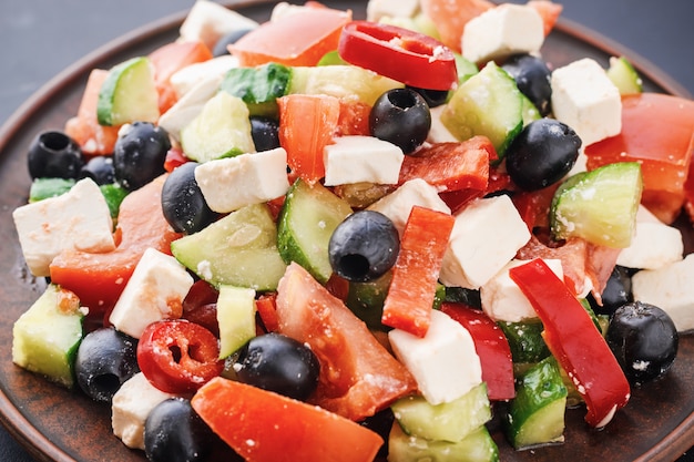 Ensalada griega con tomate, queso feta y aceitunas