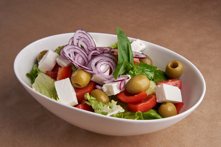 Ensalada griega con tomate y verduras frescas
