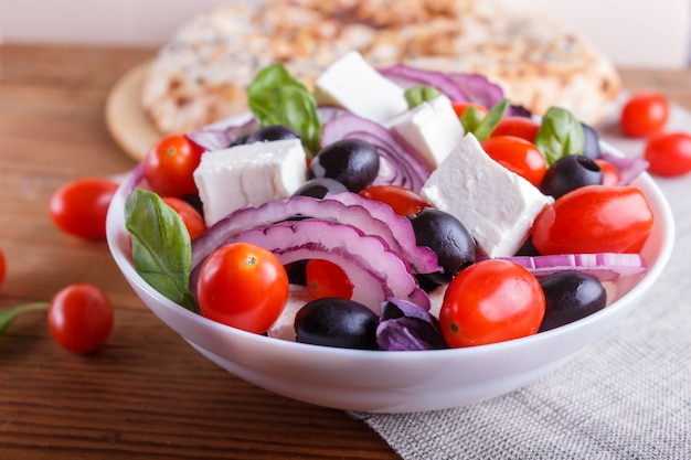 Ensalada griega con tomates cherry frescos