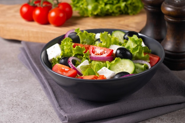 Ensalada griega con tomates frescos pepino aceitunas queso feta y cebolla roja