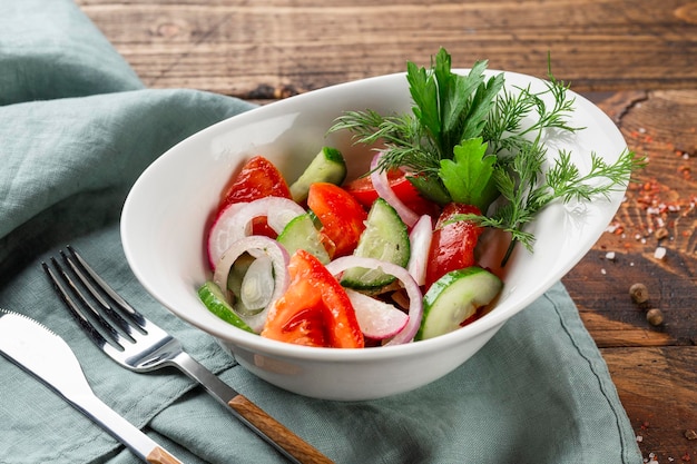 Ensalada griega de tomates frescos de pepino pimiento dulce lechuga cebolla roja queso feta y aceitunas