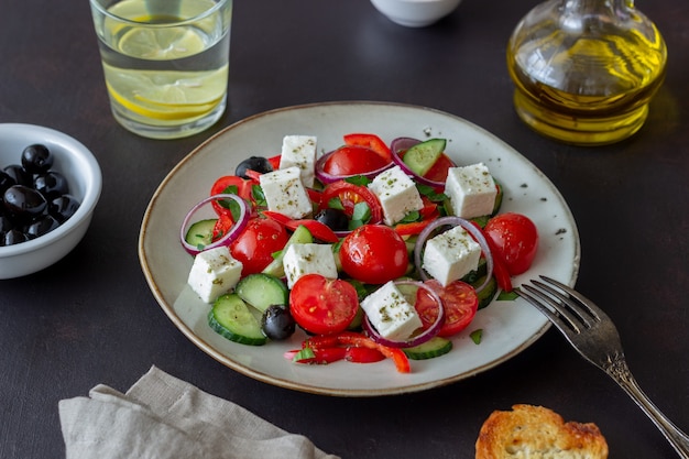 Ensalada griega con tomates, pepinos, queso, cebollas, pimientos y aceitunas