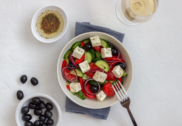 Ensalada griega con tomates, pepinos, queso, cebollas, pimientos y aceitunas