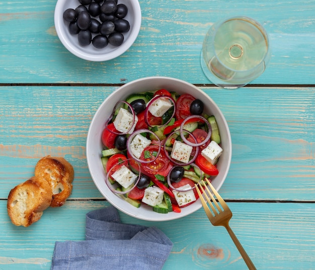 Ensalada griega con tomates, pepinos, queso, cebollas, pimientos y aceitunas