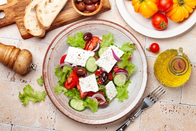 Ensalada griega con vegetales frescos y queso feta