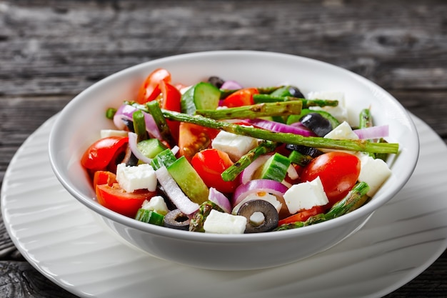 ensalada griega de verduras con espárragos a la plancha