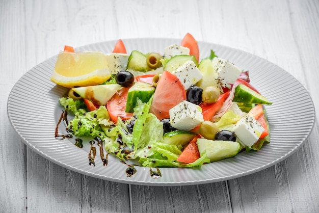 Ensalada griega con verduras y especias.