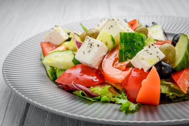 Ensalada griega con verduras y especias.