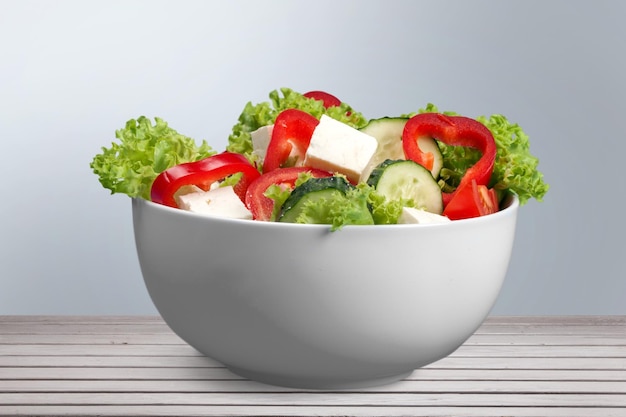 Foto ensalada griega con verduras frescas en mesa de madera