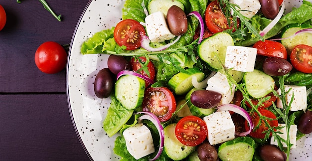 ensalada griega con verduras frescas queso feta y aceitunas kalamata comida saludable vista superior
