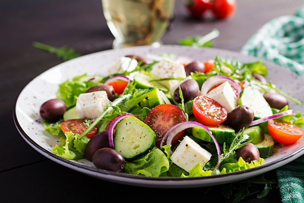 Ensalada griega con verduras frescas, queso feta y aceitunas kalamata. Comida sana.