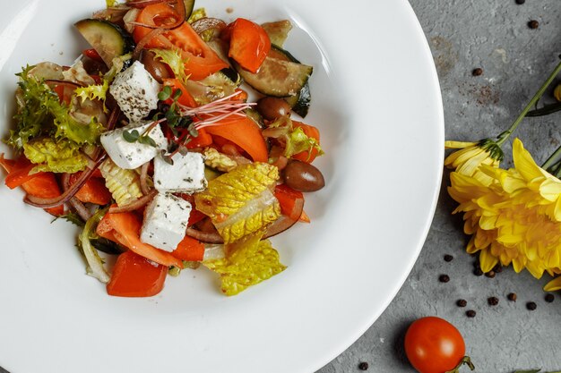 Ensalada griega con verduras frescas, queso feta y aceitunas negras.