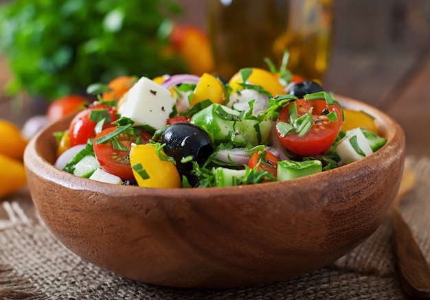 Ensalada griega con verduras frescas, queso feta y aceitunas negras.