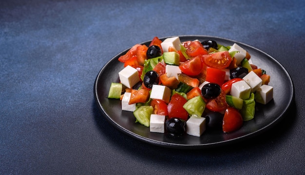 Ensalada griega con verduras frescas, queso feta y aceitunas negras