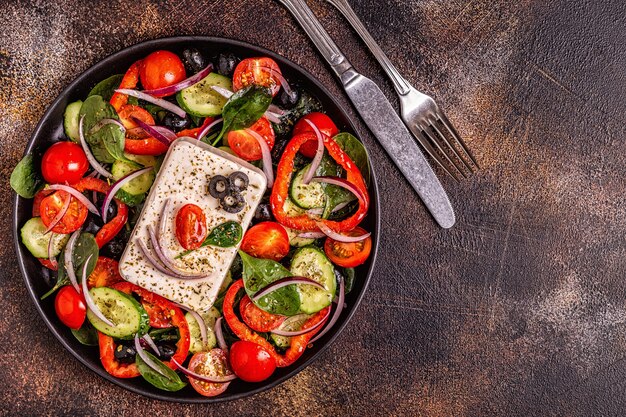 Ensalada griega de verduras frescas, queso feta y aceitunas