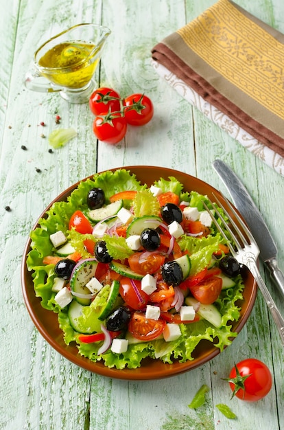 Ensalada griega con verduras frescas y queso feta