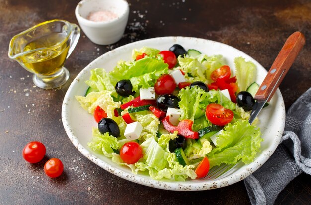 Ensalada griega con verduras frescas y queso feta