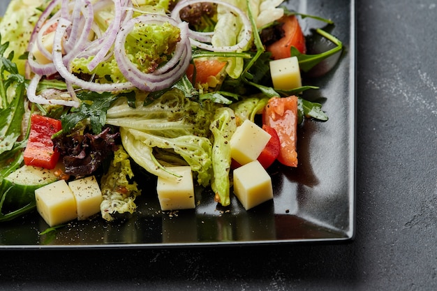 Ensalada griega de verduras frescas con queso