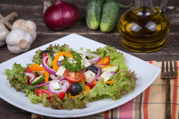 Ensalada griega de verduras frescas sobre la mesa