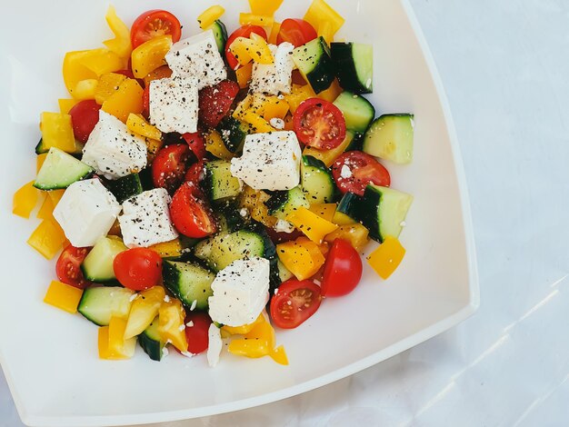 Ensalada griega de verduras frescas con tomates cherry pimiento pepino queso feta aceite de oliva y especias de temporada dieta saludable y deliciosa receta de comida