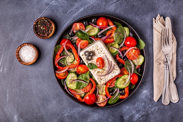 Ensalada griega con verduras frescas