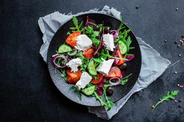 Ensalada griega de verduras y porción de queso feta