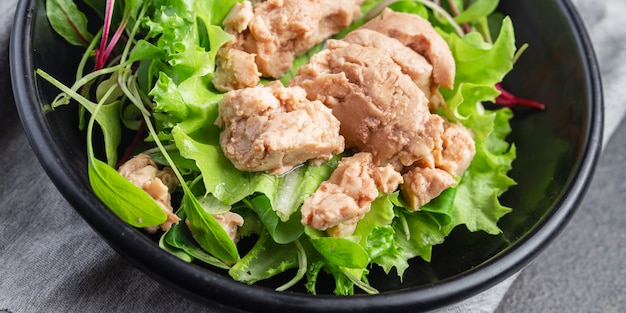 Foto ensalada de hígado de bacalao, pétalos de lechuga, hojas de lechuga, grasa de pescado, mariscos, vitamina omega3, aperitivo, comida fresca