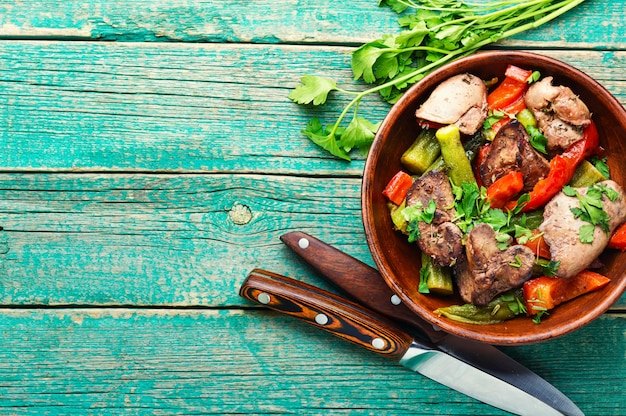 Ensalada de hígado, pimiento morrón, quimbombó y hierbas Ensalada saludable con hígado