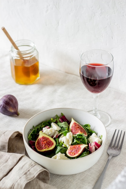 Ensalada de higos, queso y miel. Alimentación saludable.