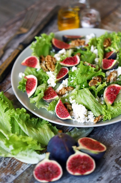 Ensalada de higos con rúcula y queso blanco.