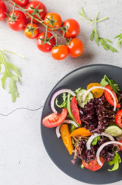 Ensalada con hojas de ensalada fresca rúcula tomate cherry pepino