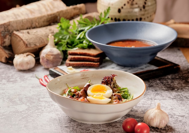 Ensalada de hojas con huevo escalfado y carne roja. Idea de cena.