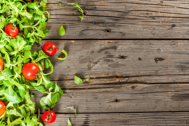 Foto ensalada de hojas y tomates