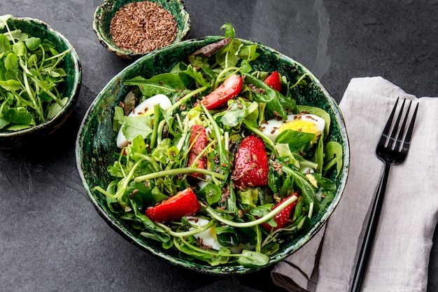 Ensalada de hojas verdes y fresa con semillas de lino