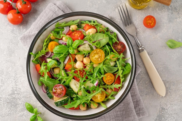 Ensalada con hojas verdes de garbanzos y verduras frescas en un bol Comida saludable Vista superior espacio de copia