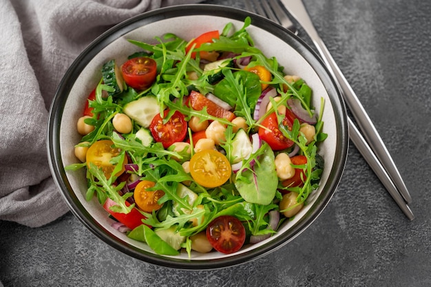 Ensalada con hojas verdes de garbanzos y verduras frescas en un bol Comida saludable Vista superior espacio de copia