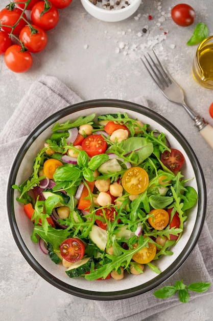 Ensalada con hojas verdes de garbanzos y verduras frescas en un bol Comida saludable Vista superior espacio de copia