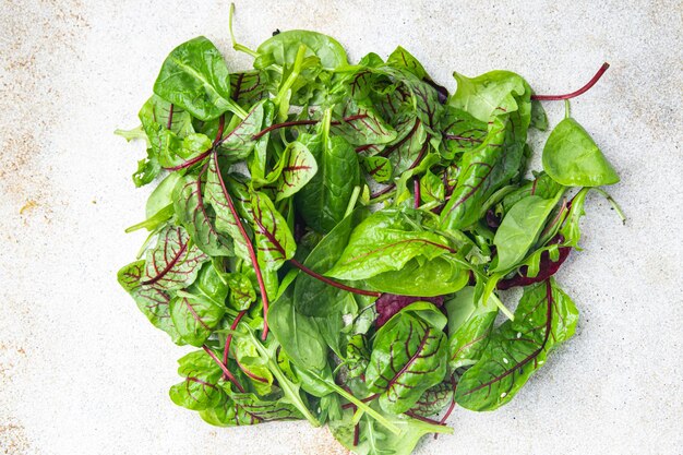 Ensalada de hojas verdes mezcla microverde jugoso bocadillo listo para comer en la mesa comida saludable vista superior