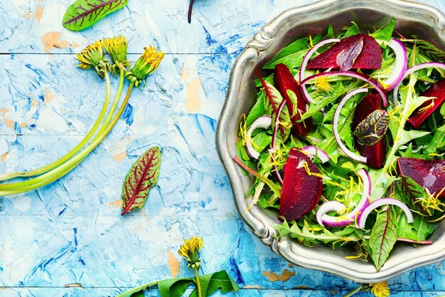 Foto ensalada de hojas verdes y remolacha