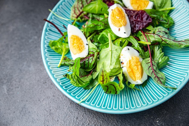 ensalada de huevo hojas verdes mezclar porción fresca dieta saludable comida comida bocadillo en la mesa espacio de copia