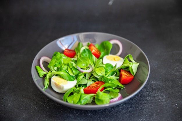 Ensalada de huevo, verduras, tomate, cebolla, hojas, lechuga, mezcla verde, comida fresca y saludable, comida, refrigerio, dieta.