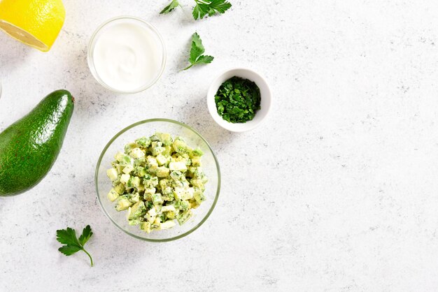 Ensalada de huevos de aguacate en un tazón