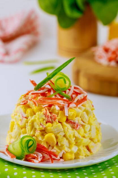 Ensalada de huevos de carne de cangrejo y maíz en un plato blanco Plato de mariscos