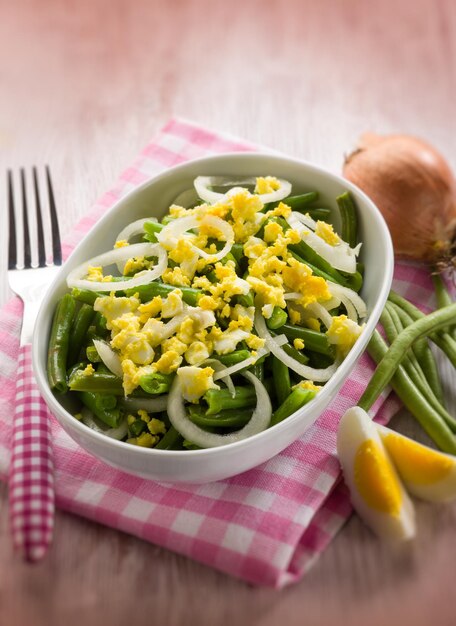 Ensalada con huevos cocidos judías verdes y cebollas enfoque selectivo