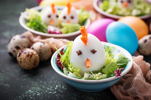 Ensalada de huevos en forma de gallina. Comida festiva.