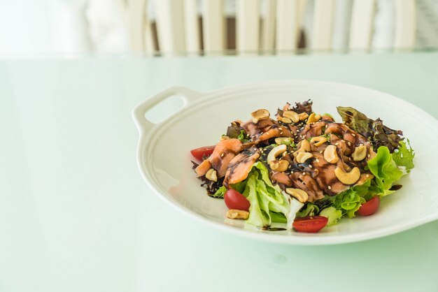 ensalada con humo salmón