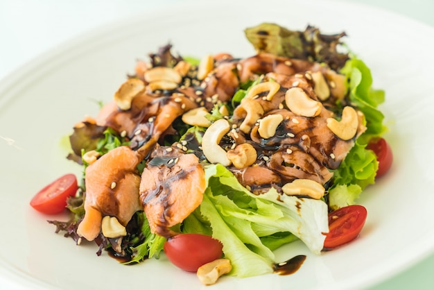 ensalada con humo salmón